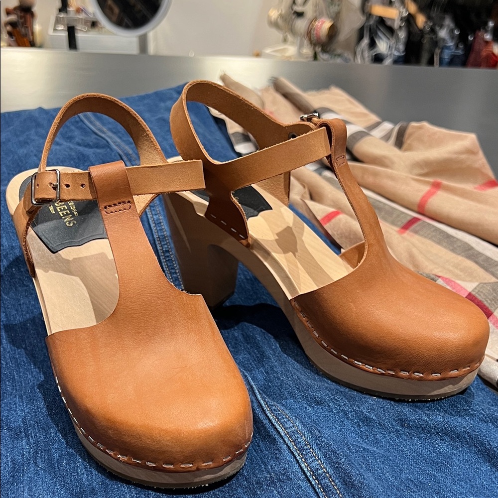 Tan Leather T-Strap Wooden Clog Swedish Hasbeens, New, never worn